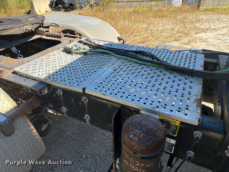 image for item FJ2021 2007 Mack CV713 semi truck