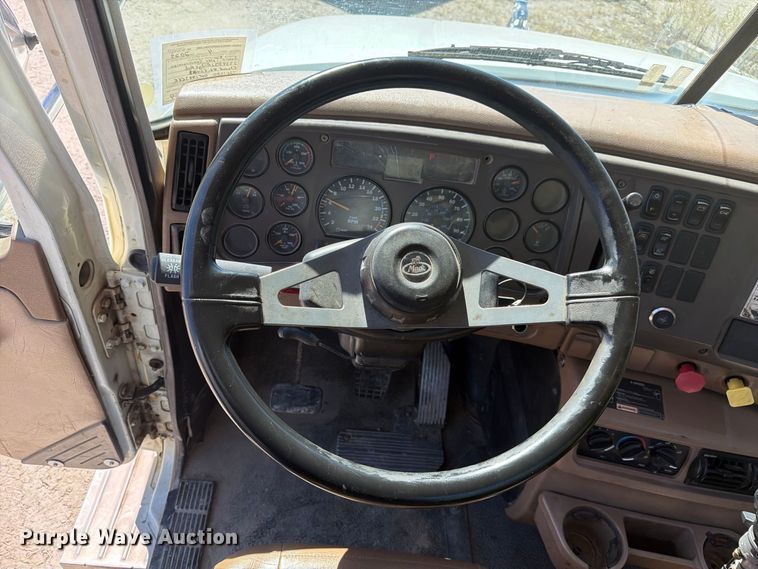 image for item FJ2021 2007 Mack CV713 semi truck