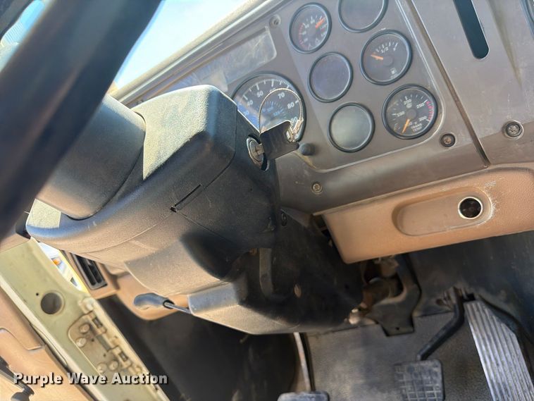 image for item FJ2021 2007 Mack CV713 semi truck