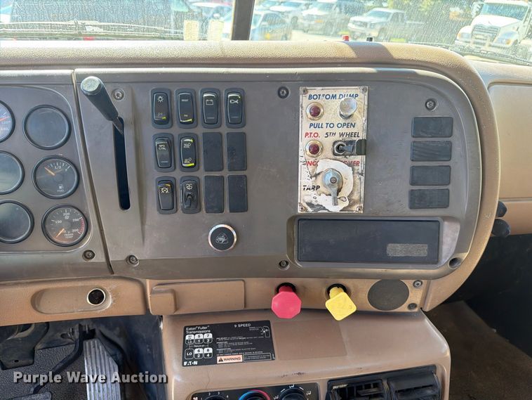 image for item FJ2021 2007 Mack CV713 semi truck