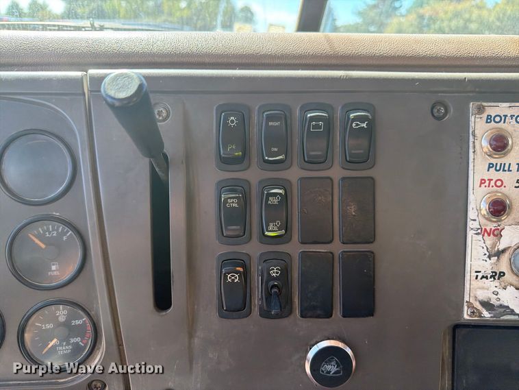 image for item FJ2021 2007 Mack CV713 semi truck