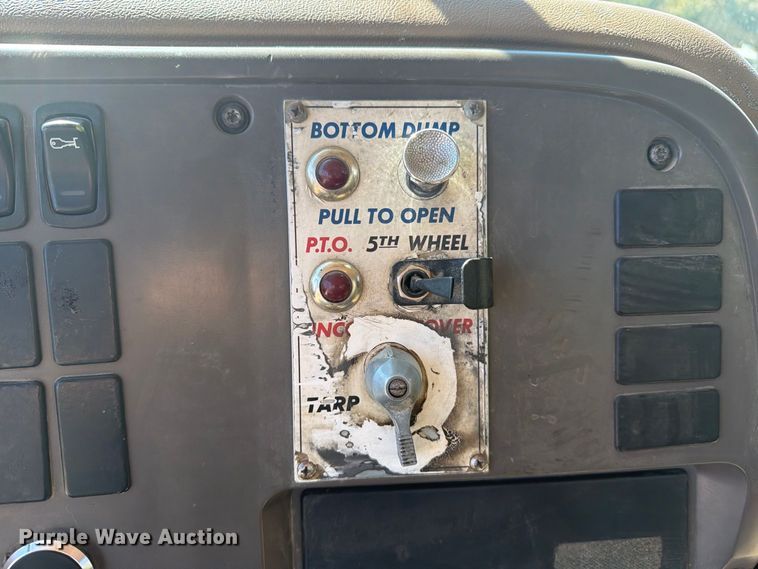image for item FJ2021 2007 Mack CV713 semi truck
