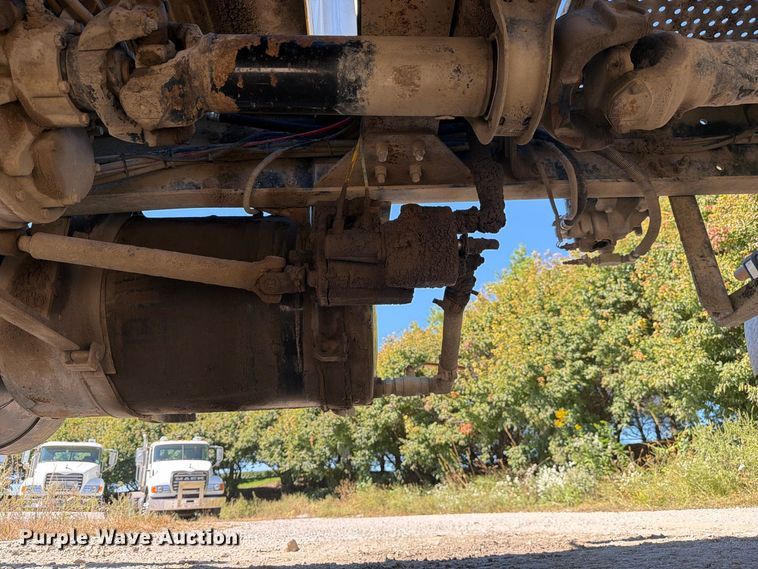 image for item FJ2021 2007 Mack CV713 semi truck