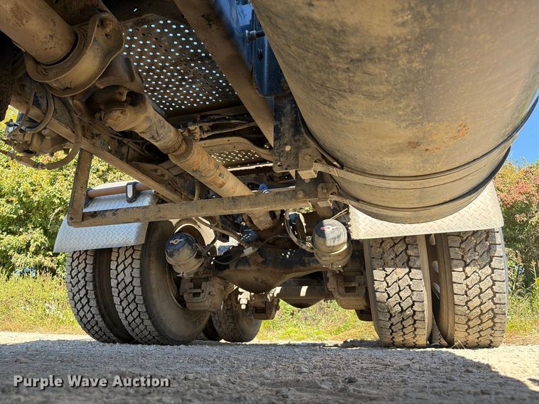 image for item FJ2021 2007 Mack CV713 semi truck