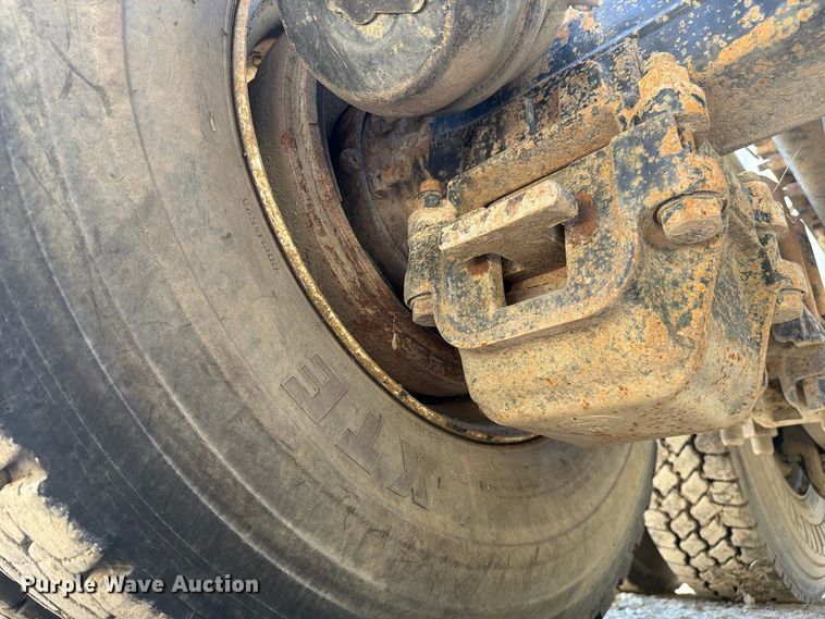 image for item FJ2021 2007 Mack CV713 semi truck