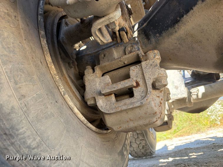 image for item FJ2021 2007 Mack CV713 semi truck