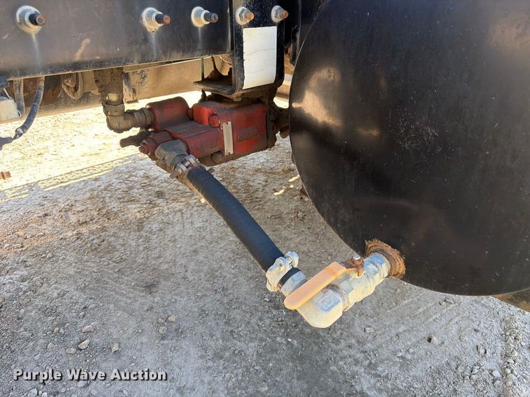 image for item FJ2021 2007 Mack CV713 semi truck