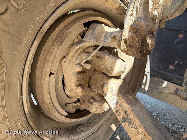 image for item FJ2021 2007 Mack CV713 semi truck