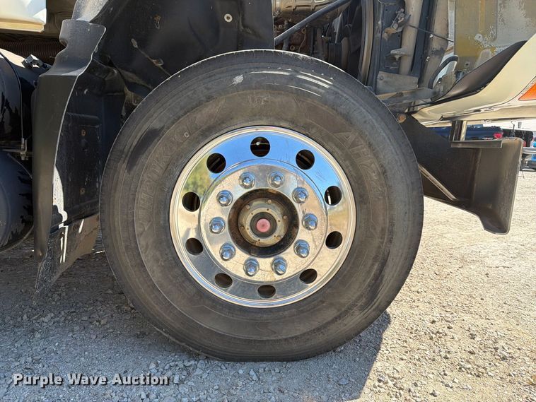image for item FJ2021 2007 Mack CV713 semi truck