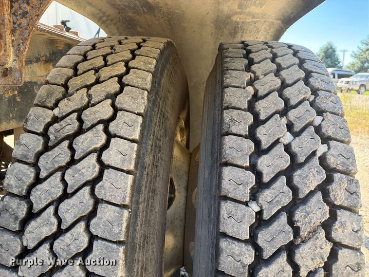 image for item FJ2021 2007 Mack CV713 semi truck