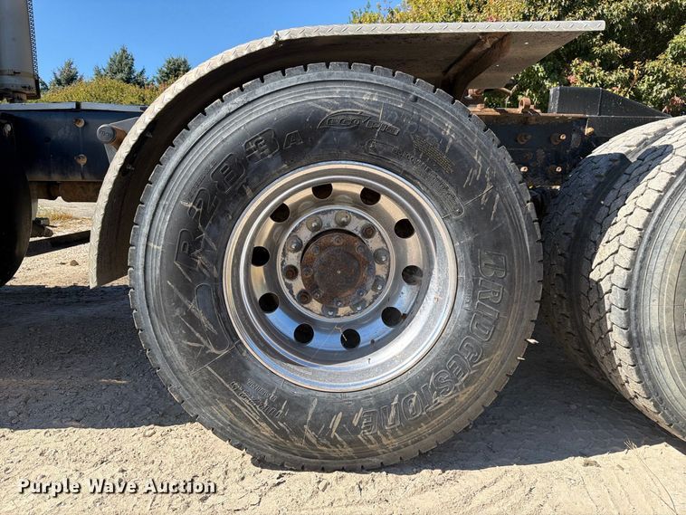 image for item FJ2021 2007 Mack CV713 semi truck