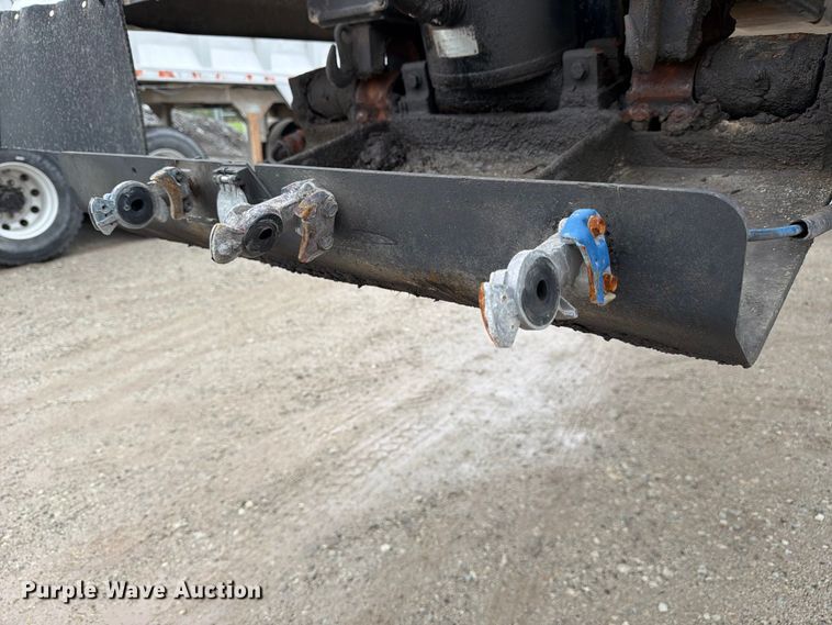 image for item FJ2024 2001 Everlite end dump trailer