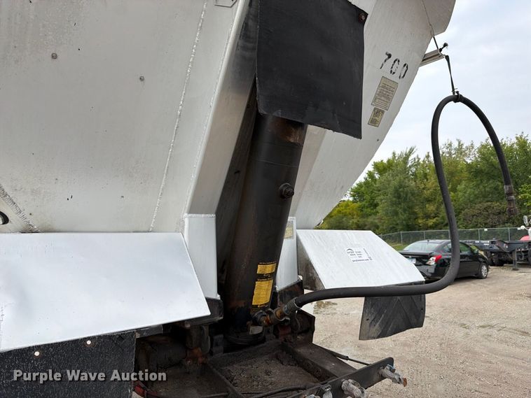 image for item FJ2024 2001 Everlite end dump trailer
