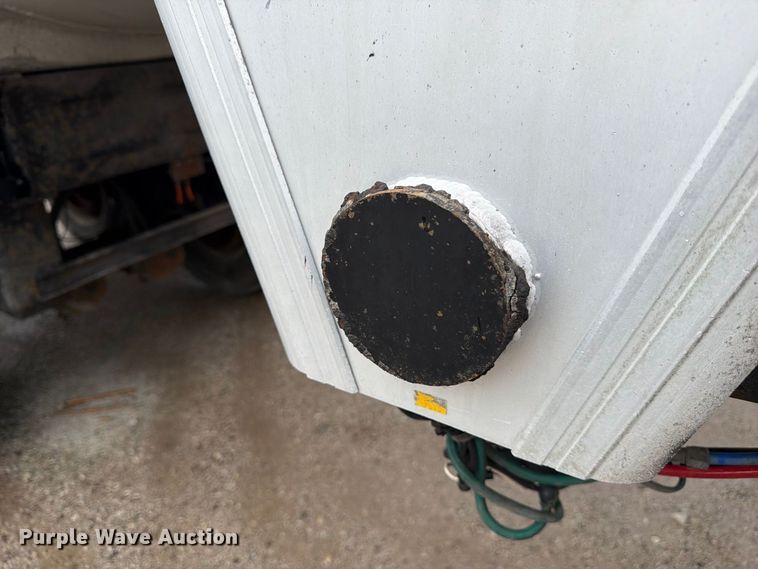 image for item FJ2024 2001 Everlite end dump trailer