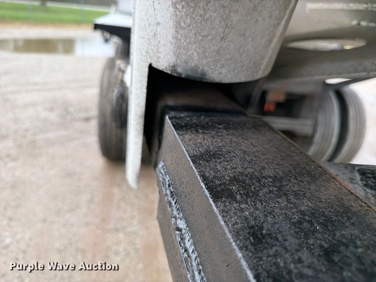 image for item FJ2024 2001 Everlite end dump trailer
