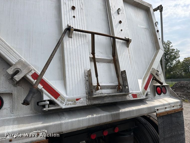 image for item FJ2024 2001 Everlite end dump trailer