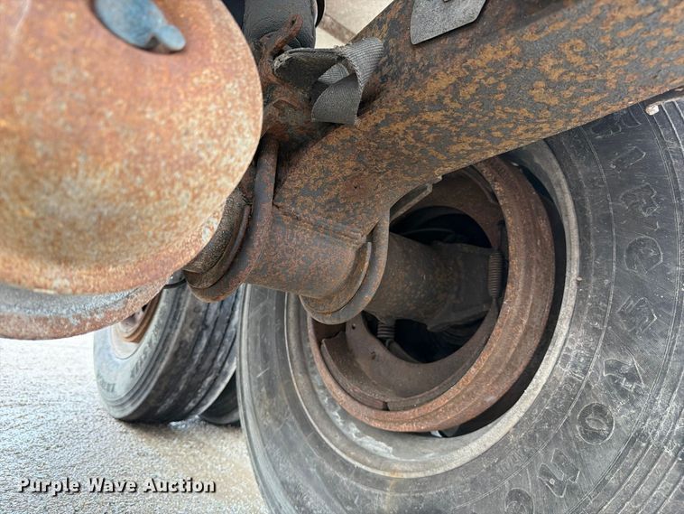 image for item FJ2024 2001 Everlite end dump trailer