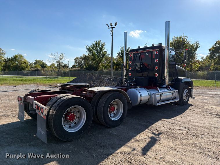 image for item FJ2025 1997 Freightliner FLD semi truck