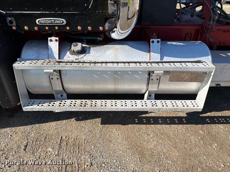 image for item FJ2025 1997 Freightliner FLD semi truck