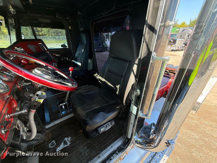 image for item FJ2025 1997 Freightliner FLD semi truck