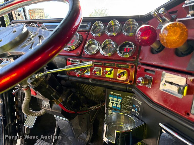 image for item FJ2025 1997 Freightliner FLD semi truck