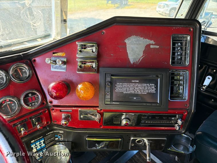 image for item FJ2025 1997 Freightliner FLD semi truck