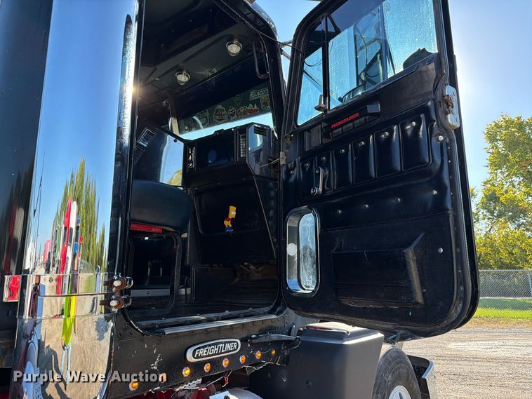 image for item FJ2025 1997 Freightliner FLD semi truck
