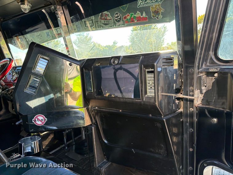 image for item FJ2025 1997 Freightliner FLD semi truck