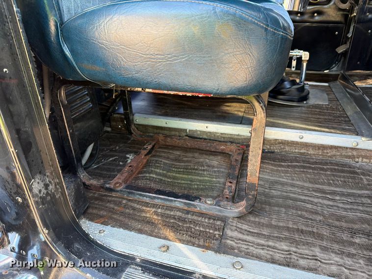 image for item FJ2025 1997 Freightliner FLD semi truck