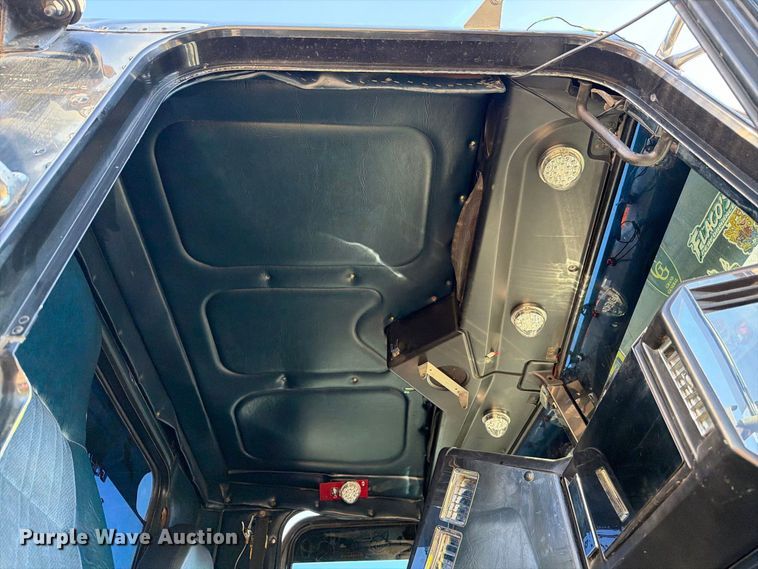 image for item FJ2025 1997 Freightliner FLD semi truck