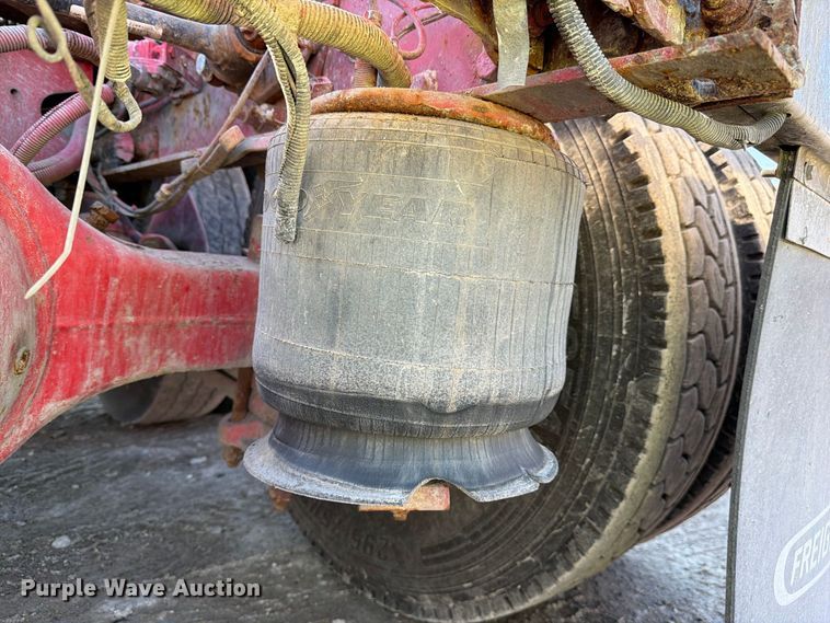 image for item FJ2025 1997 Freightliner FLD semi truck