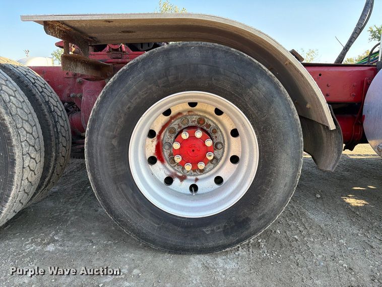 image for item FJ2025 1997 Freightliner FLD semi truck