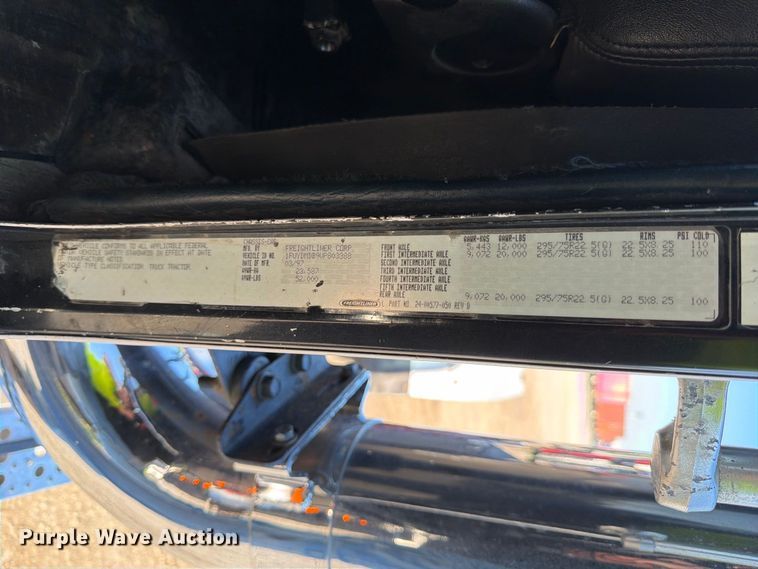 image for item FJ2025 1997 Freightliner FLD semi truck