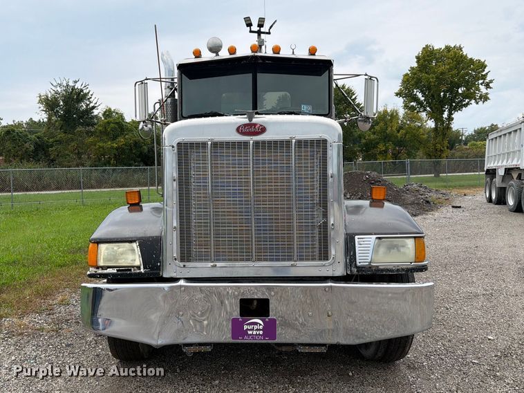 image for item FJ2026 2018 Peterbilt 579 semi truck