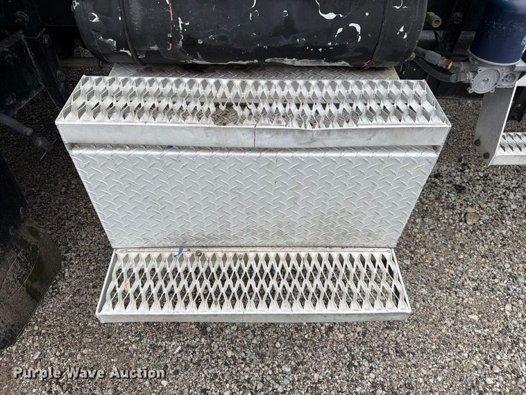 image for item FJ2026 2018 Peterbilt 579 semi truck