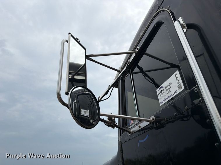 image for item FJ2026 2018 Peterbilt 579 semi truck