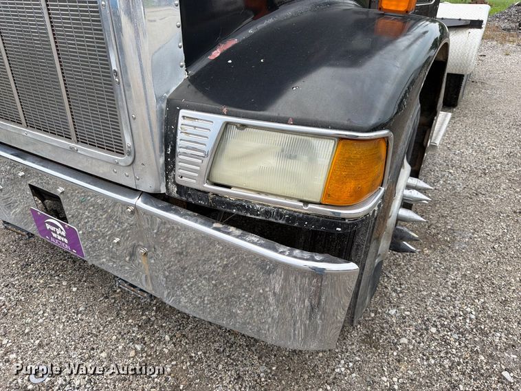 image for item FJ2026 2018 Peterbilt 579 semi truck