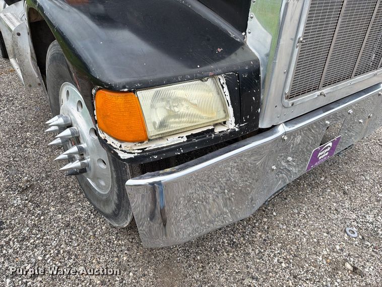 image for item FJ2026 2018 Peterbilt 579 semi truck