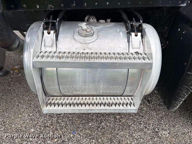 image for item FJ2026 2018 Peterbilt 579 semi truck