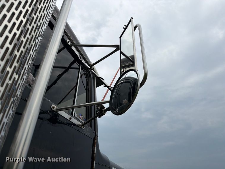 image for item FJ2026 2018 Peterbilt 579 semi truck