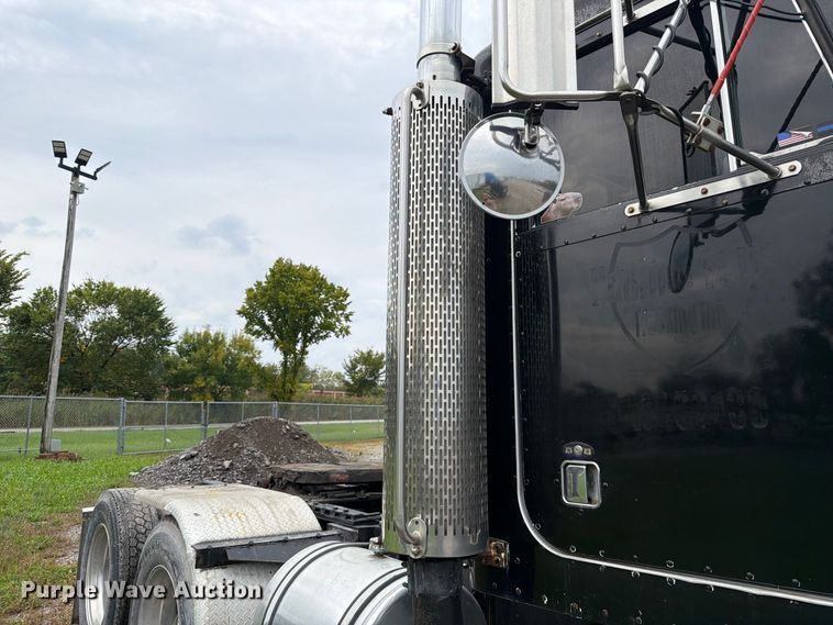 image for item FJ2026 2018 Peterbilt 579 semi truck