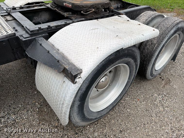 image for item FJ2026 2018 Peterbilt 579 semi truck