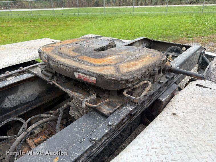 image for item FJ2026 2018 Peterbilt 579 semi truck