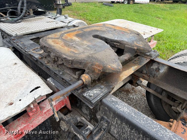 image for item FJ2026 2018 Peterbilt 579 semi truck