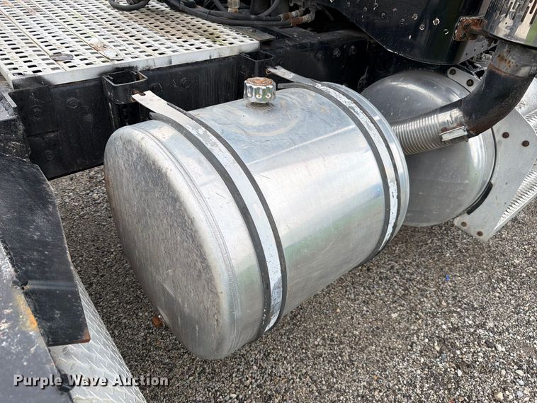 image for item FJ2026 2018 Peterbilt 579 semi truck