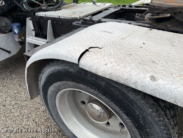 image for item FJ2026 2018 Peterbilt 579 semi truck