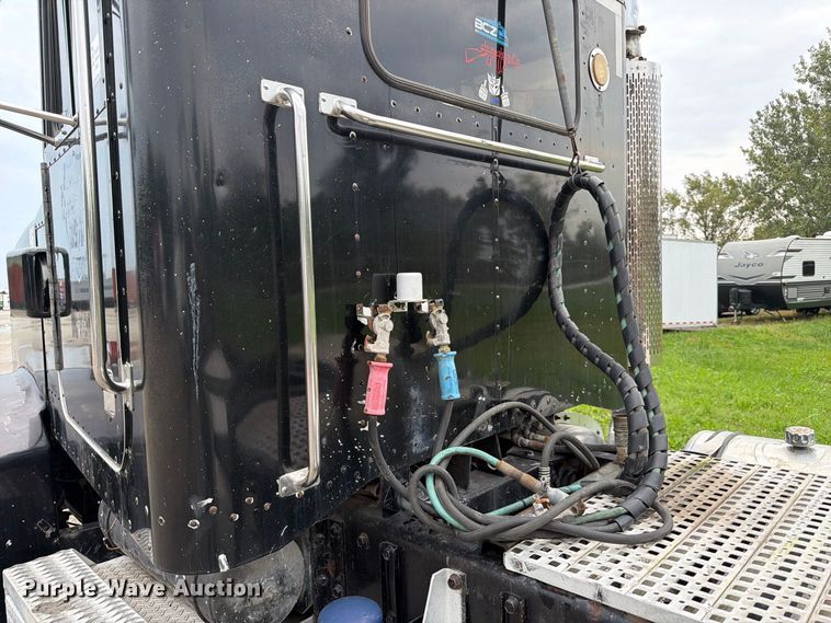 image for item FJ2026 2018 Peterbilt 579 semi truck