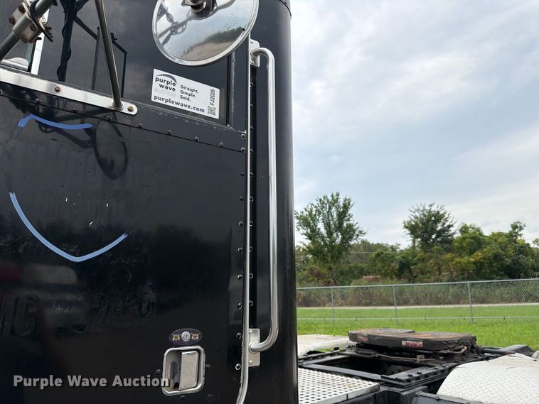 image for item FJ2026 2018 Peterbilt 579 semi truck