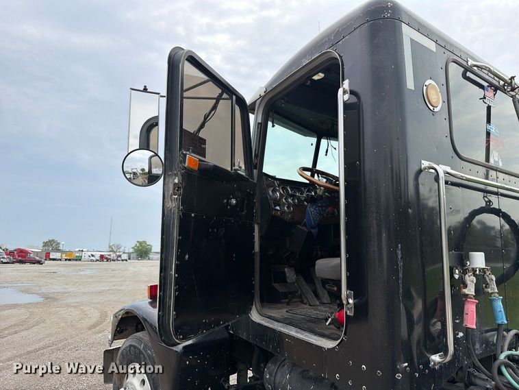 image for item FJ2026 2018 Peterbilt 579 semi truck