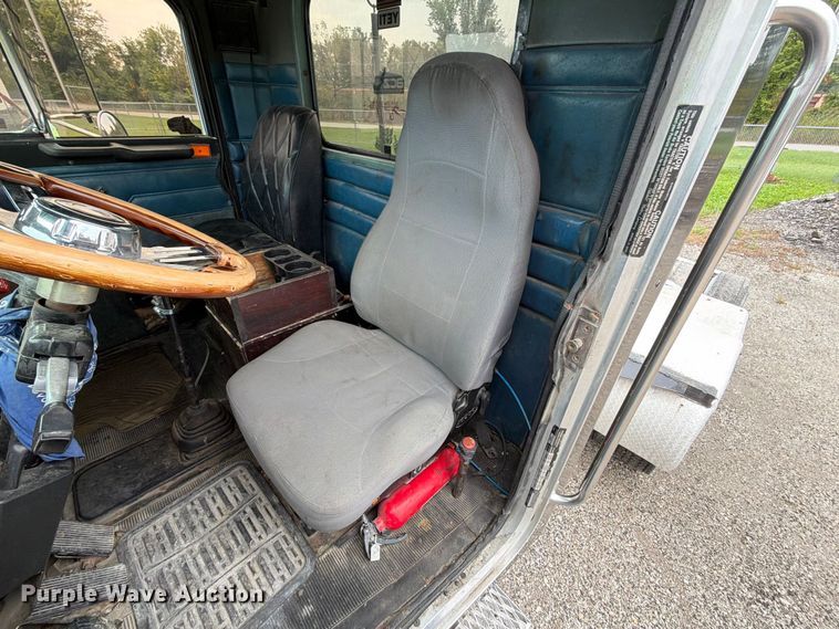 image for item FJ2026 2018 Peterbilt 579 semi truck